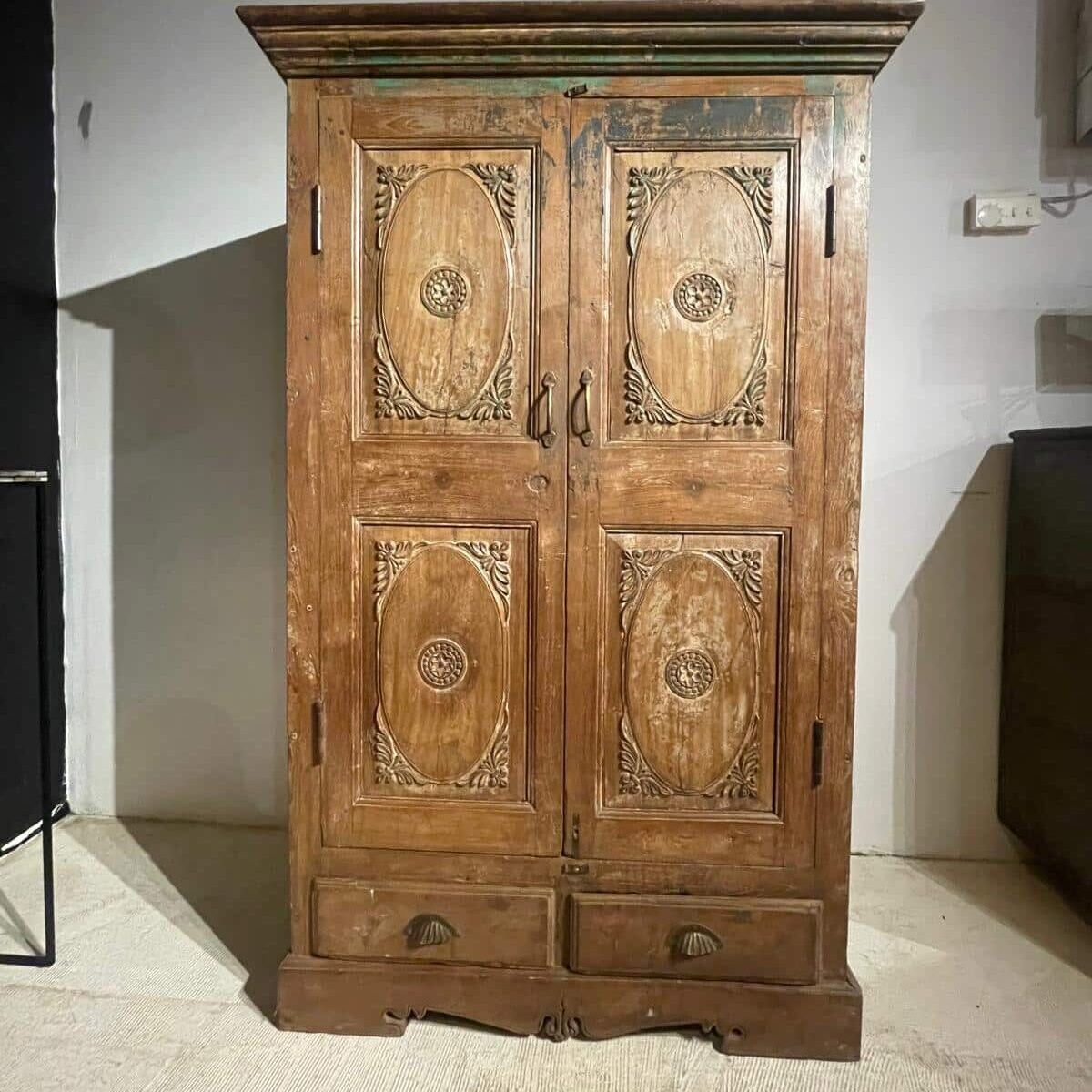 Almirah kast India